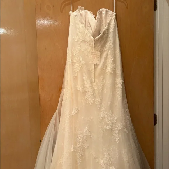 Vera Wang Strapless Lace Bridal Gown - Picture 7 of 12